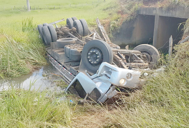 Motorista de 23 anos morre em acidente com caminhão próximo a Ervália (1)