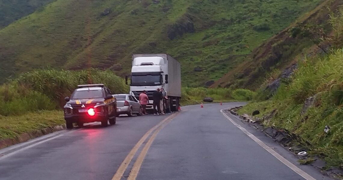COLISÃO FRONTAL ENTRE UM AUTOMÓVEL E UMA. CARRETA EM ARGIRITA