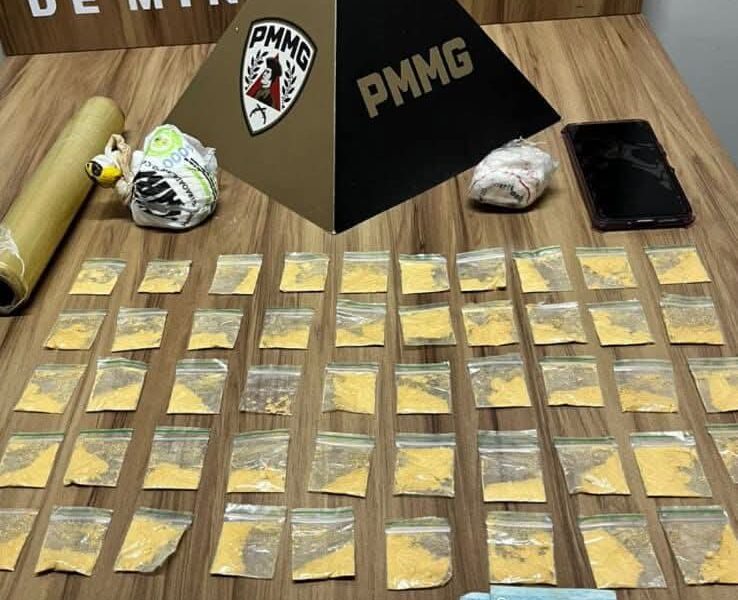 MULHER É PRESA DURANTE OPERAÇÃO EM MURIAÉ. GRANDE QUANTIDADE DE DROGAS É APREENDIDA