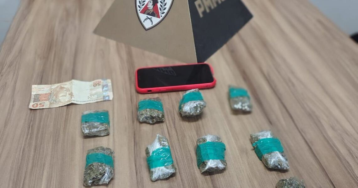 PMMG – APREENDE GRANDE QUANTIDADE DE COCAÍNA E PRENDE DOIS HOMENS POR TRÁFICO DE DROGAS DURANTE OPERAÇÃO NOS BAIRROS SANTO ONOFRE E CHEVRAND – CARANGOLA/MG.