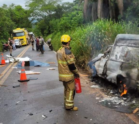 MOTORISTA DE CARRO FUNERÁRIO MORRE EM BATIDA COM CAMINHÃO DURANTE SERVIÇO FUNERÁRIO