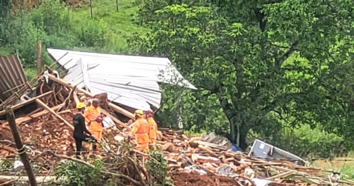 DESLISAMENTO DE TERRA SOTERRA CASA E MATA 4 PESSOAS EM EUGENÓPOLIS
