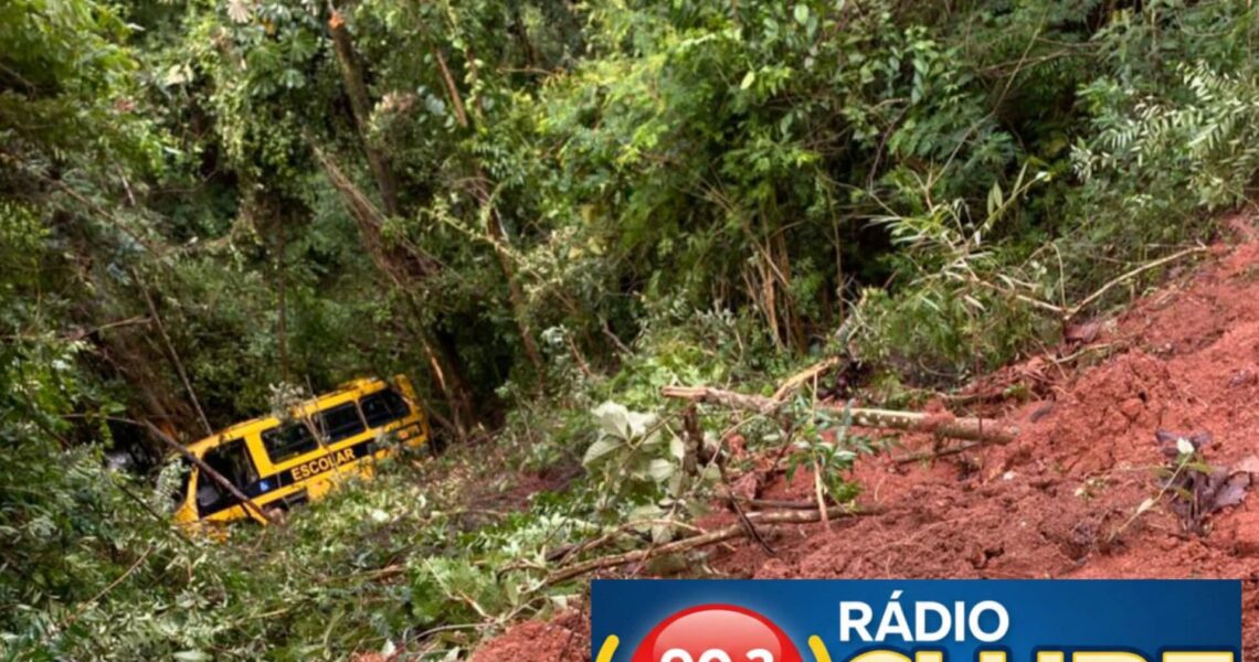 ÔNIBUS DESCE RIBANCEIRA NA ESTIVA PRÓXIMO A FERVEDOURO