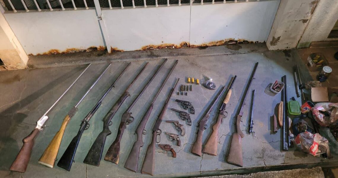 EM OPERAÇÃO CONJUNTA, PMMG E PMERJ APREENDEM ARSENAL COM 16 ARMAS E MUNIÇÕES DE GROSSO CALIBRE