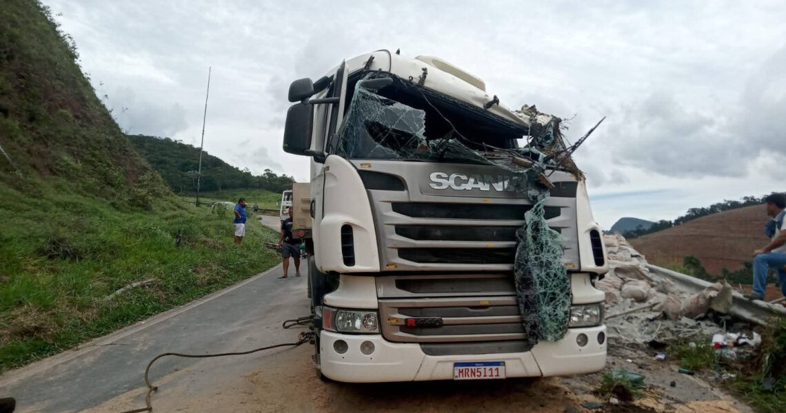 BITREM TOMBA CARREGADA DE SACOS DE CIMENTO