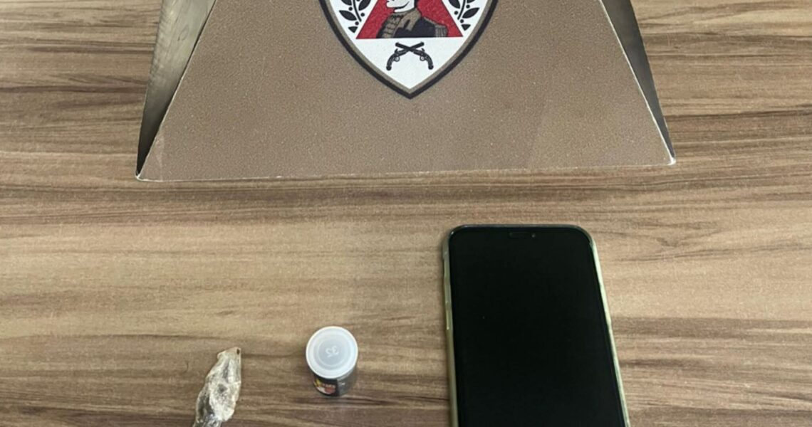 PMMG APREENDE DOIS ADOLESCENTES POR FURTO E RECUPERA CELULAR NO CENTRO DE MURIAÉ