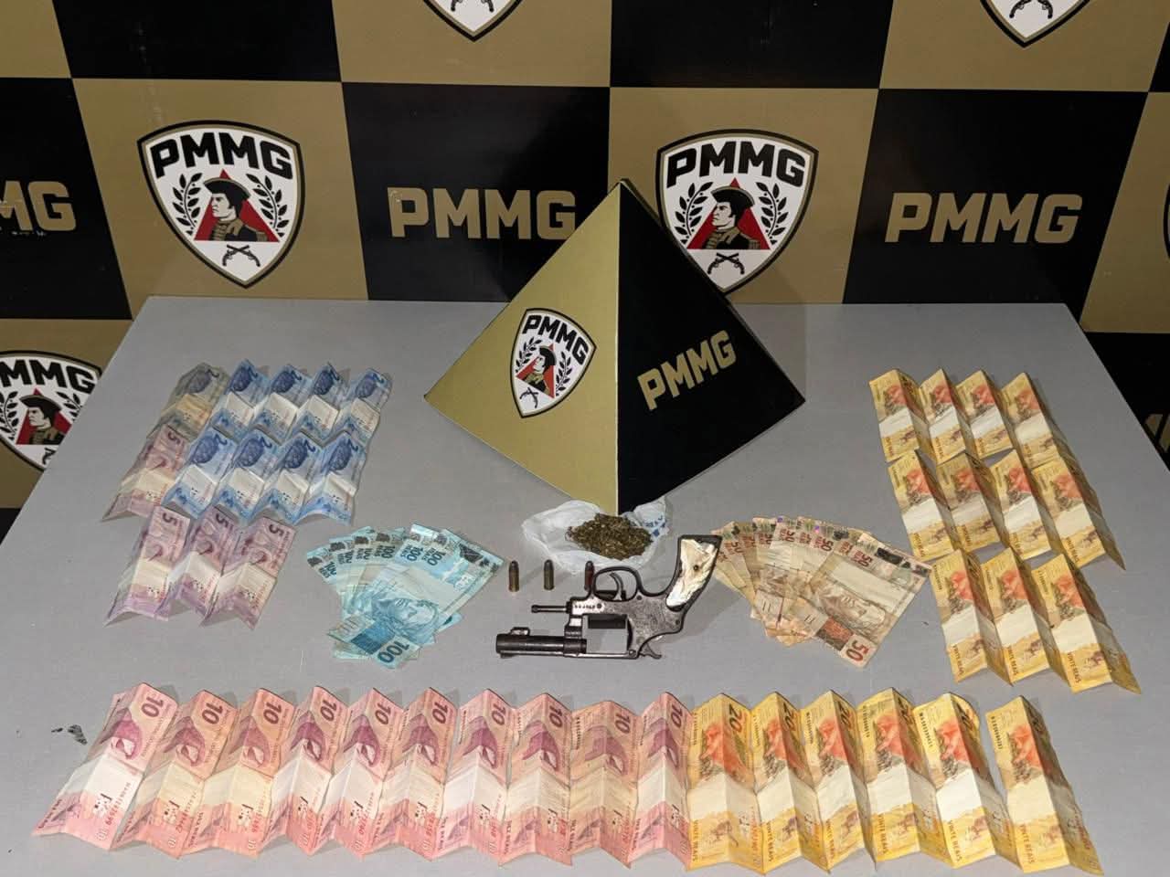 POLÍCIA MILITAR PRENDE HOMEM POR TRÁFICO DE DROGAS E APREENDE ARMA DE FOGO NO CENTRO DE DIVINO