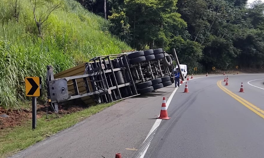 CARRETA COM CAFÉ QUE SAIU DE ESPERA FELIZ TOMBA NA BR 116 EM LEOPOLDINA