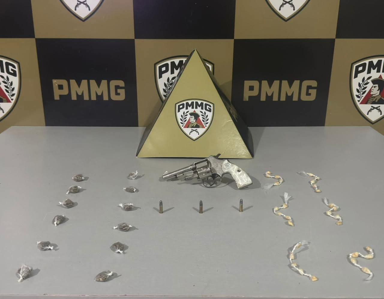 POLÍCIA MILITAR APREENDE ARMA DE FOGO E DROGAS EM DIVINO