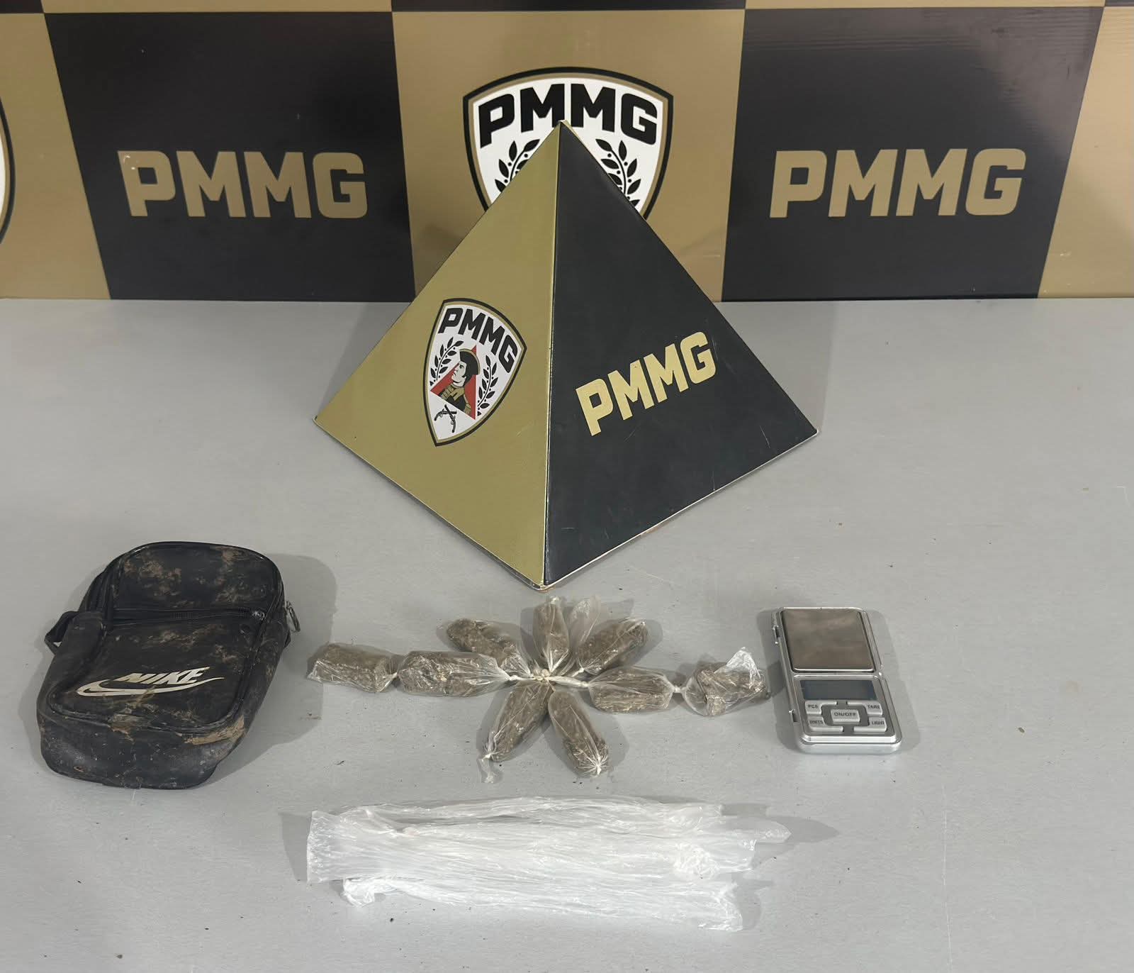 POLÍCIA MILITAR APREENDE ADOLESCENTE E DROGAS DURANTE AÇÃO EM DIVINO