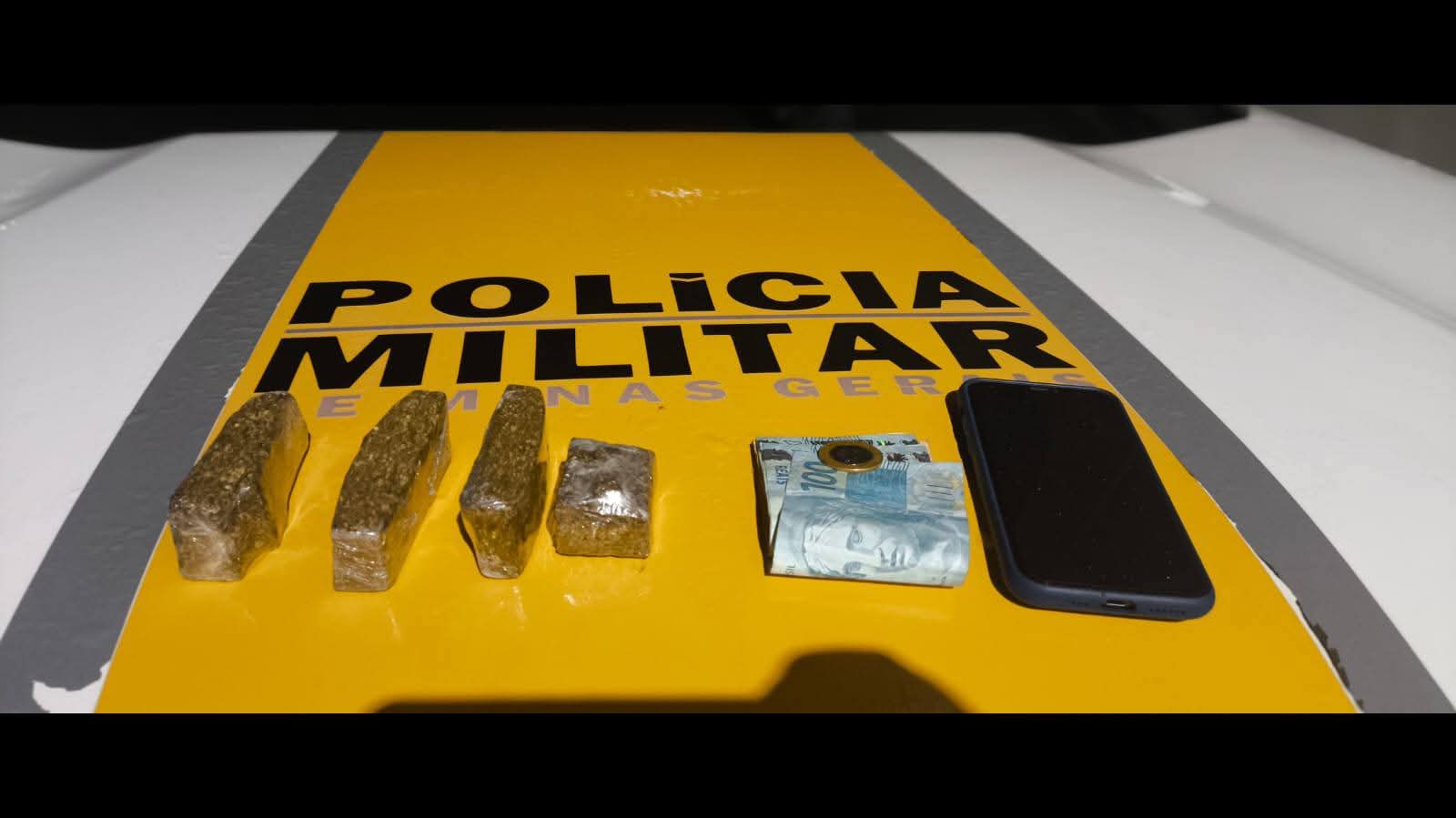 POLÍCIA MILITAR RODOVIÁRIA APREENDE DROGAS E DINHEIRO E PRENDE HOMEM EM ALTO JEQUITIBÁ