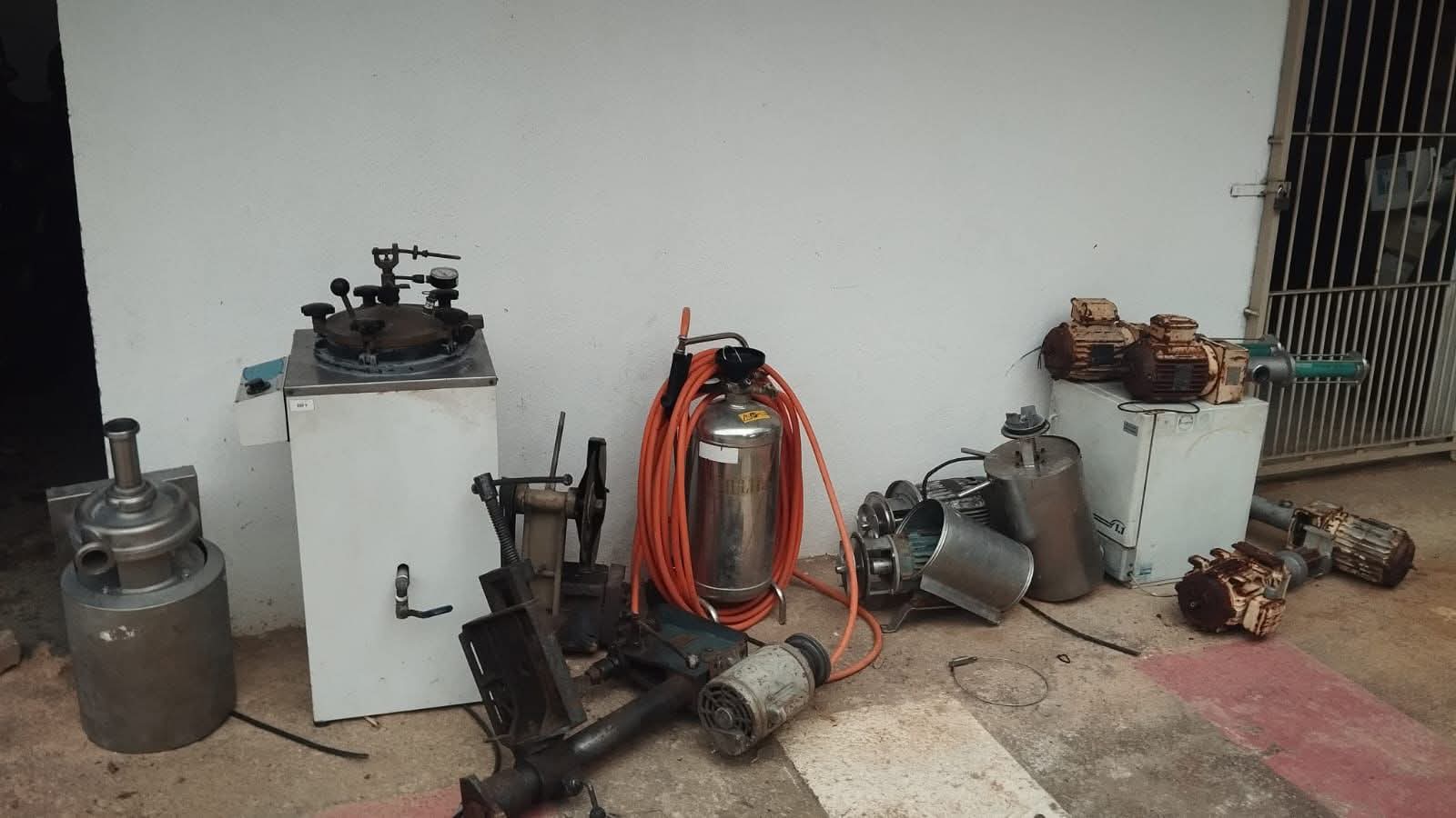 PM RECUPERA MAQUINÁRIO INDUSTRIAL NO AEROPORTO EM MURIAÉ E BUSCA IDENTIFICAR OS PROPRIETÁRIOS