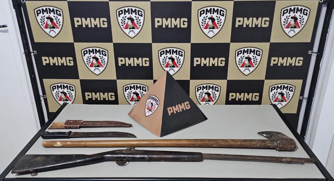 APÓS RESPOSTA RÁPIDA DAS EQUIPES DA POLÍCIA MILITAR DE FERVEDOURO E CARANGOLA, PAI E FILHO SÃO PRESOS POR ENVOLVIMENTO EM BRIGA. ARMAS BRANCAS E ARMA DE FOGO SÃO APREENDIDAS NO LOCAL.