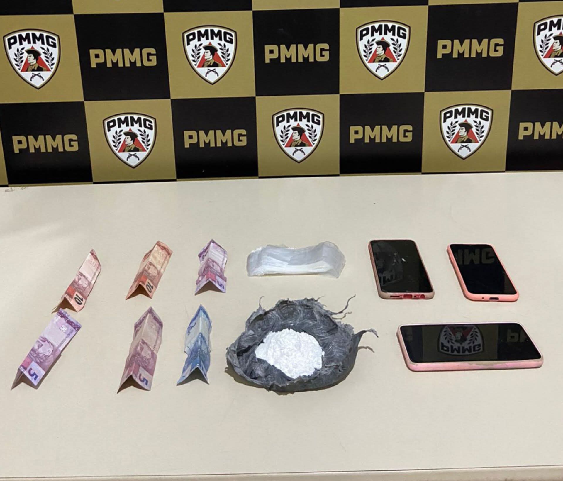 PM PRENDE TRÊS SUPEITOS DE TRÁFICO DE DROGAS EM ABORDAGEM A TAXI EM CARANGOLA