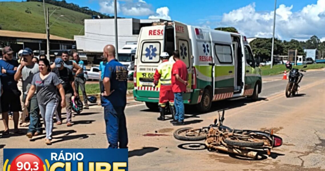 ACIDENTE ENTRE CARRO E MOTOCICLETA NO PERÍMETRO URBANO DA BR 116 EM FERVEDOURO