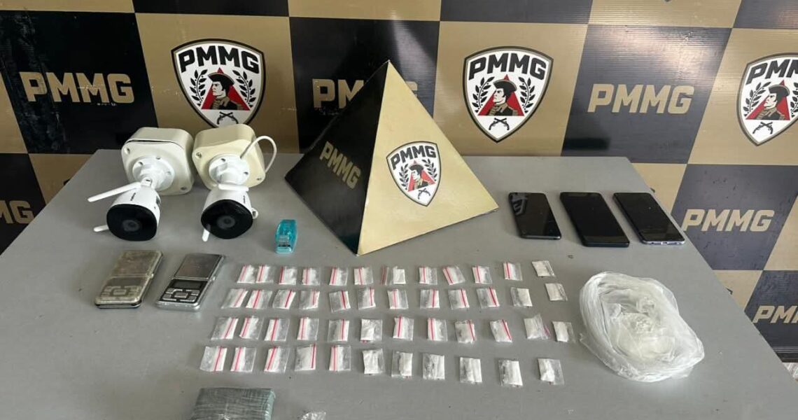 POLÍCIA MILITAR PRENDE AUTOR DE TRÁFICO DE DROGAS E DESARTICULA PONTO DE COMERCIALIZAÇÃO DE ENTORPECENTES EM DIVINO