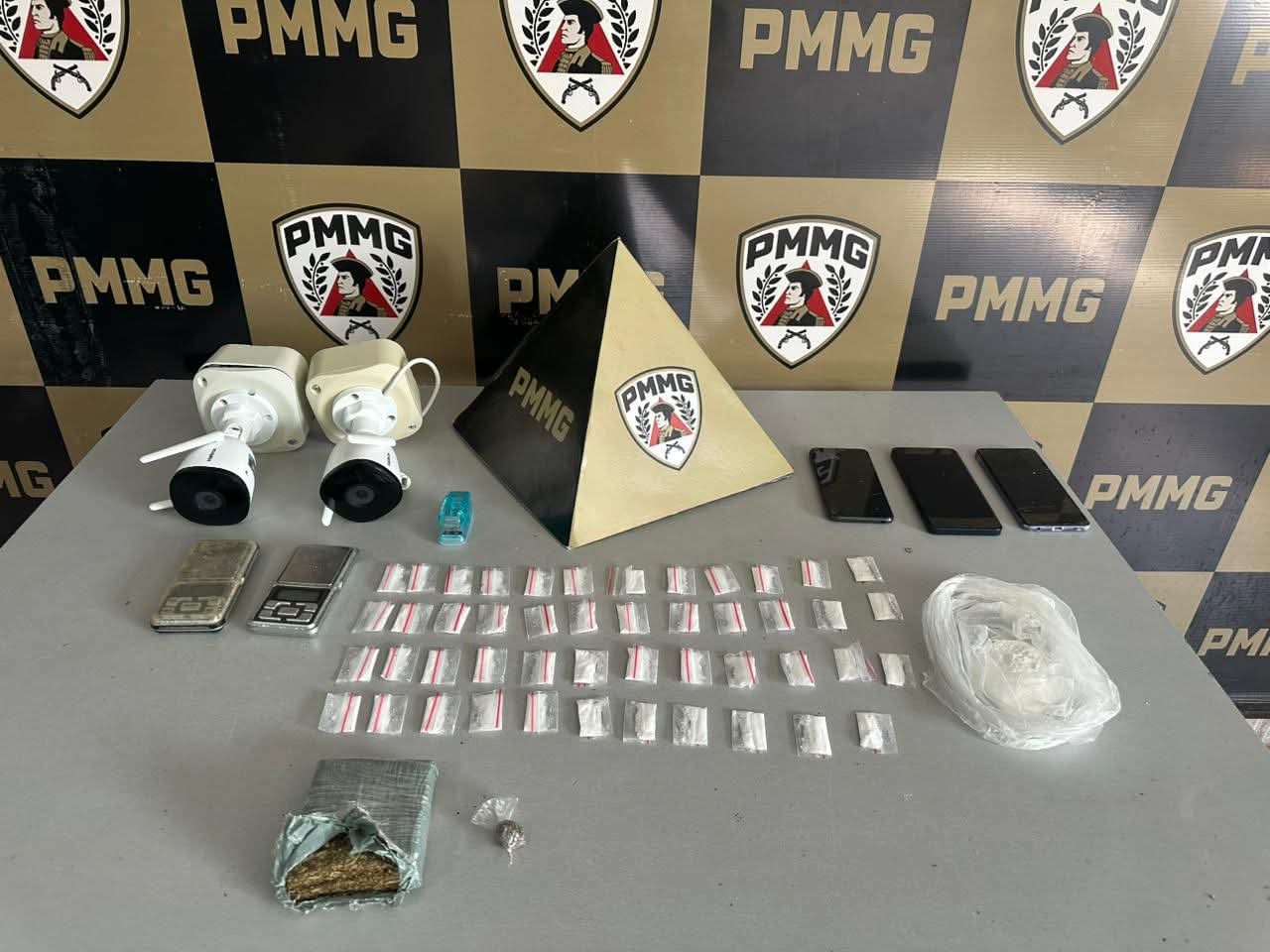 POLÍCIA MILITAR PRENDE AUTOR DE TRÁFICO DE DROGAS E DESARTICULA PONTO DE COMERCIALIZAÇÃO DE ENTORPECENTES EM DIVINO