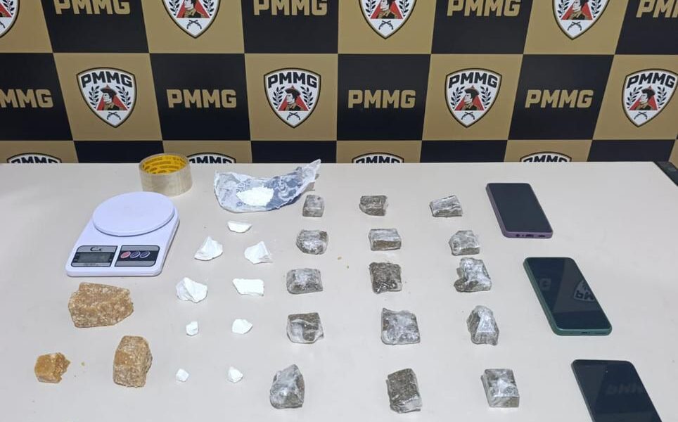 PM PRENDE DOIS NO CENTRO DE CARANGOLA E APRENDE DROGAS