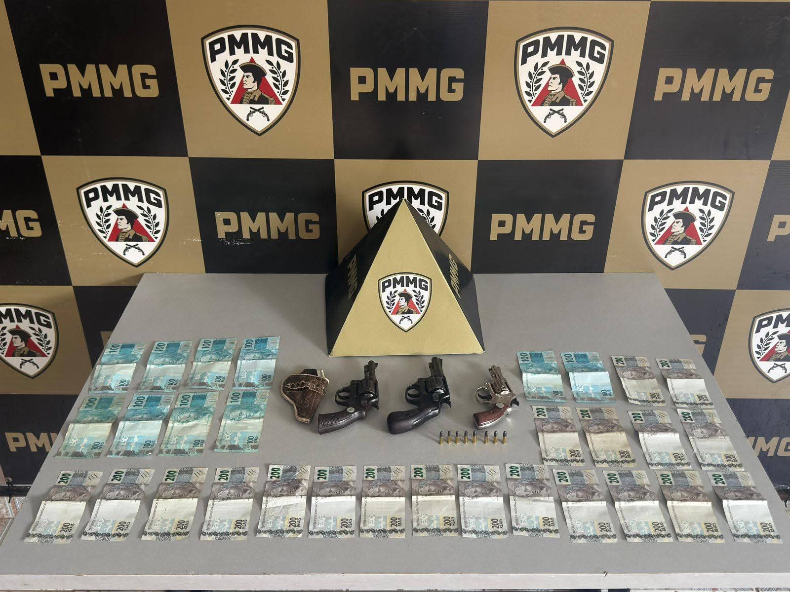 POLÍCIA MILITAR PRENDE DOIS INDIVÍDUOS POR COMÉRCIO ILEGAL DE ARMAS EM DIVINO/MG