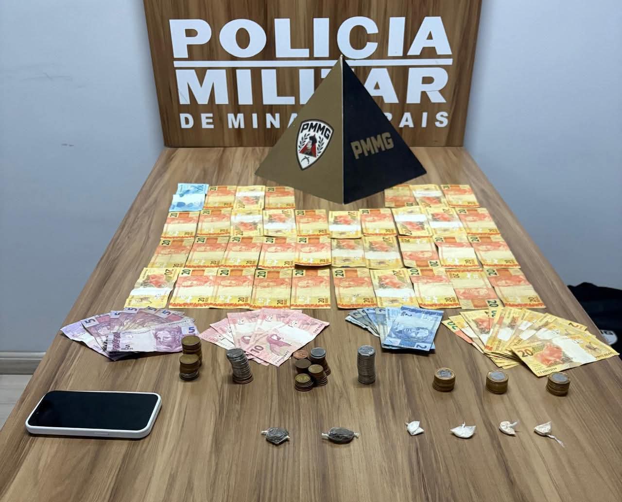 PMMG PRENDE DOIS SUSPEITOS E APREENDE DROGAS E DINHEIRO NO BAIRRO ENCOBERTA , EM MURIAÉ