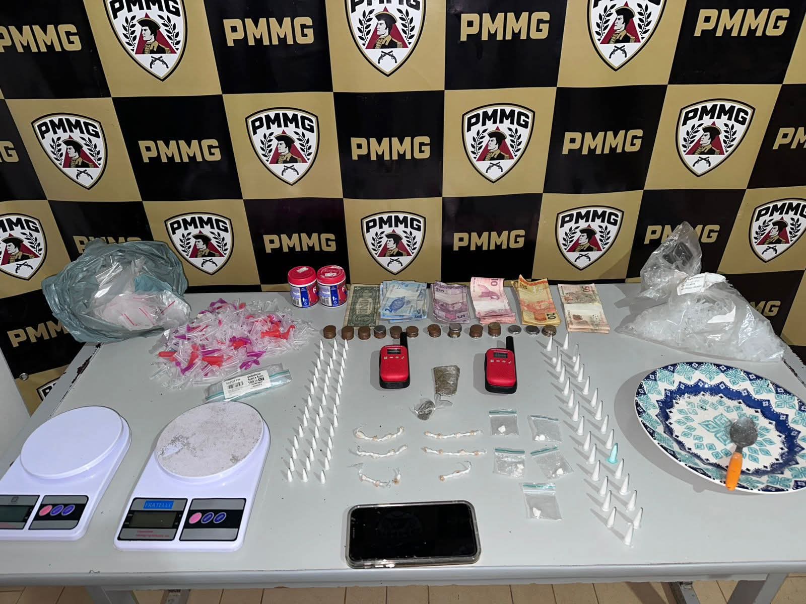 PM DESARTICULA PONTO DE TRÁFICO DE DROGAS, APREENDE MATERIAIS E PRENDE SUSPEITO EM MIRADOURO