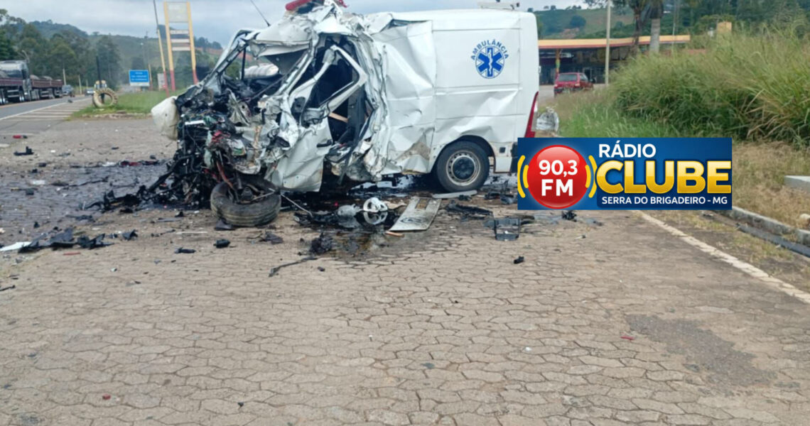 ACIDENTE MATA MOTORISTA DE AMBULÂNCIA NA BR 116 EM DIVINO. CARRETEIRO MORRE A CAMINHO DO HOSPITAL