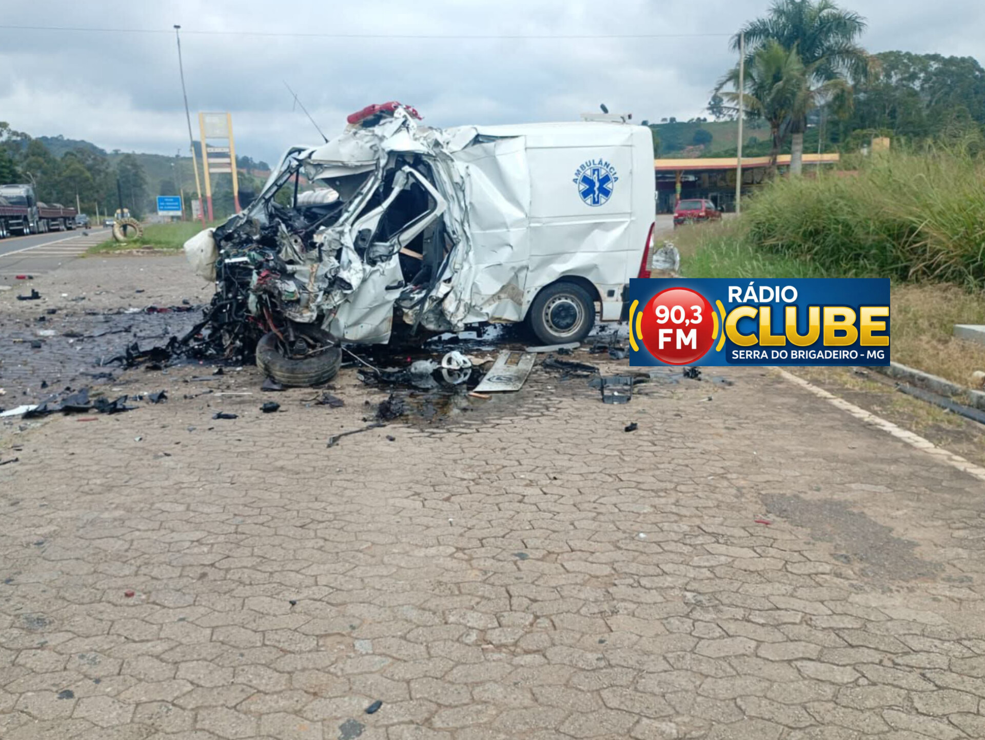 ACIDENTE MATA MOTORISTA DE AMBULÂNCIA NA BR 116 EM DIVINO. CARRETEIRO MORRE A CAMINHO DO HOSPITAL
