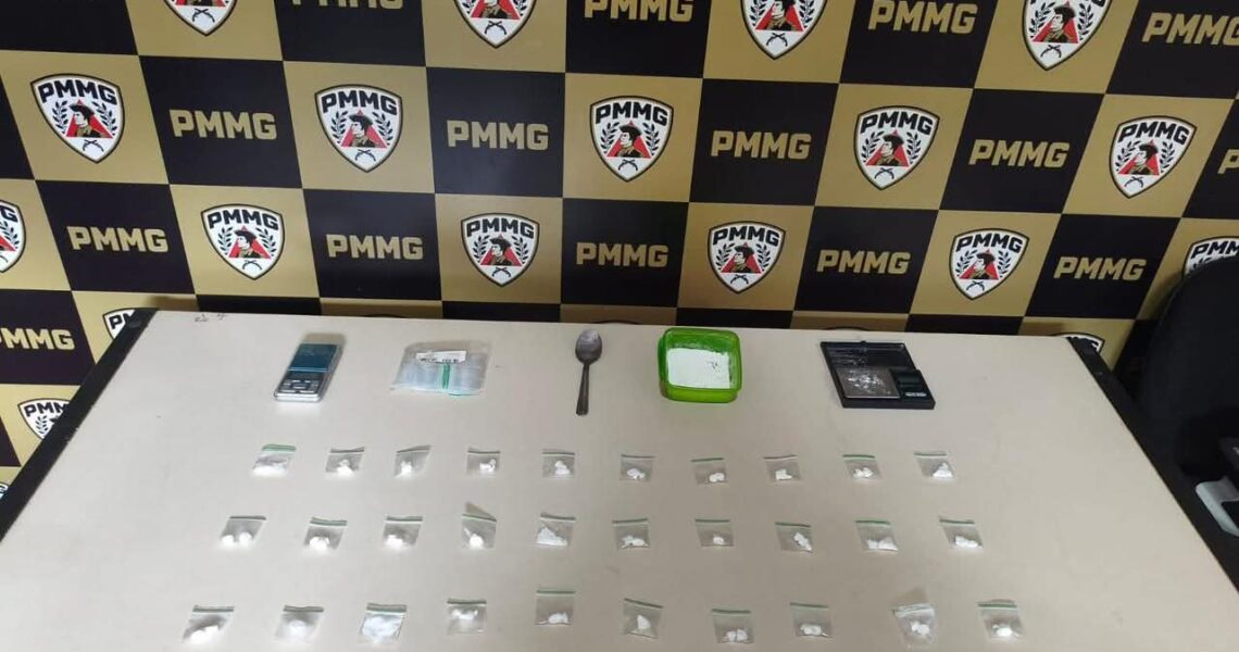 PMMG PRENDE SUSPEITO E APREENDE DROGAS EM CARANGOLA APÓS DENÚNCIA ANÔNIMA