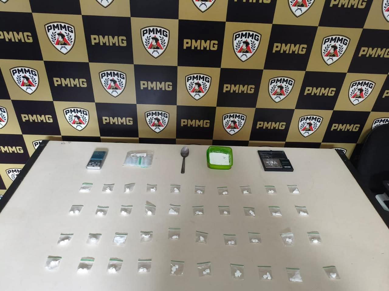PMMG PRENDE SUSPEITO E APREENDE DROGAS EM CARANGOLA APÓS DENÚNCIA ANÔNIMA