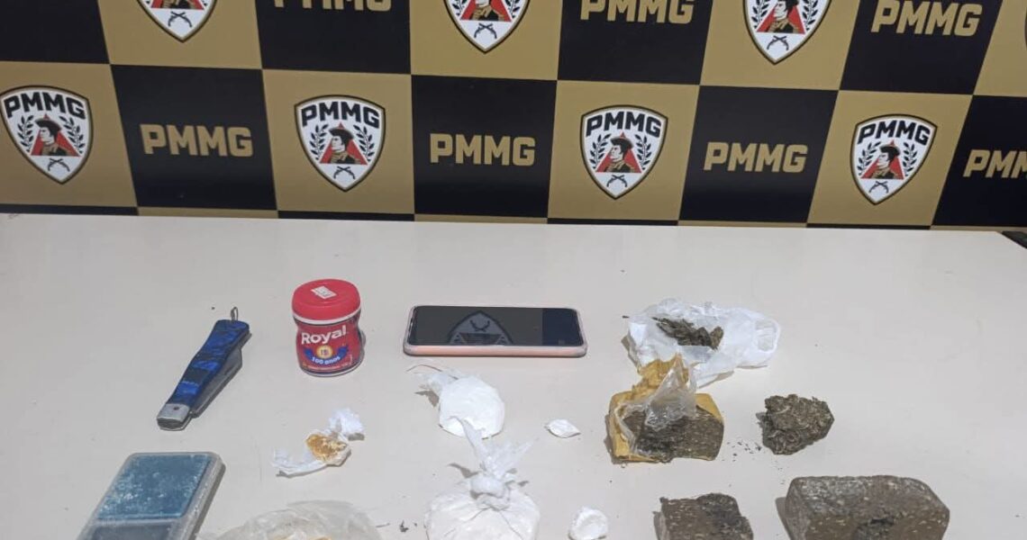 PM APREENDE DROGAS E FAZ PRISÃO PRÓXIMO AO CEMITÉRIO DE CARANGOLA