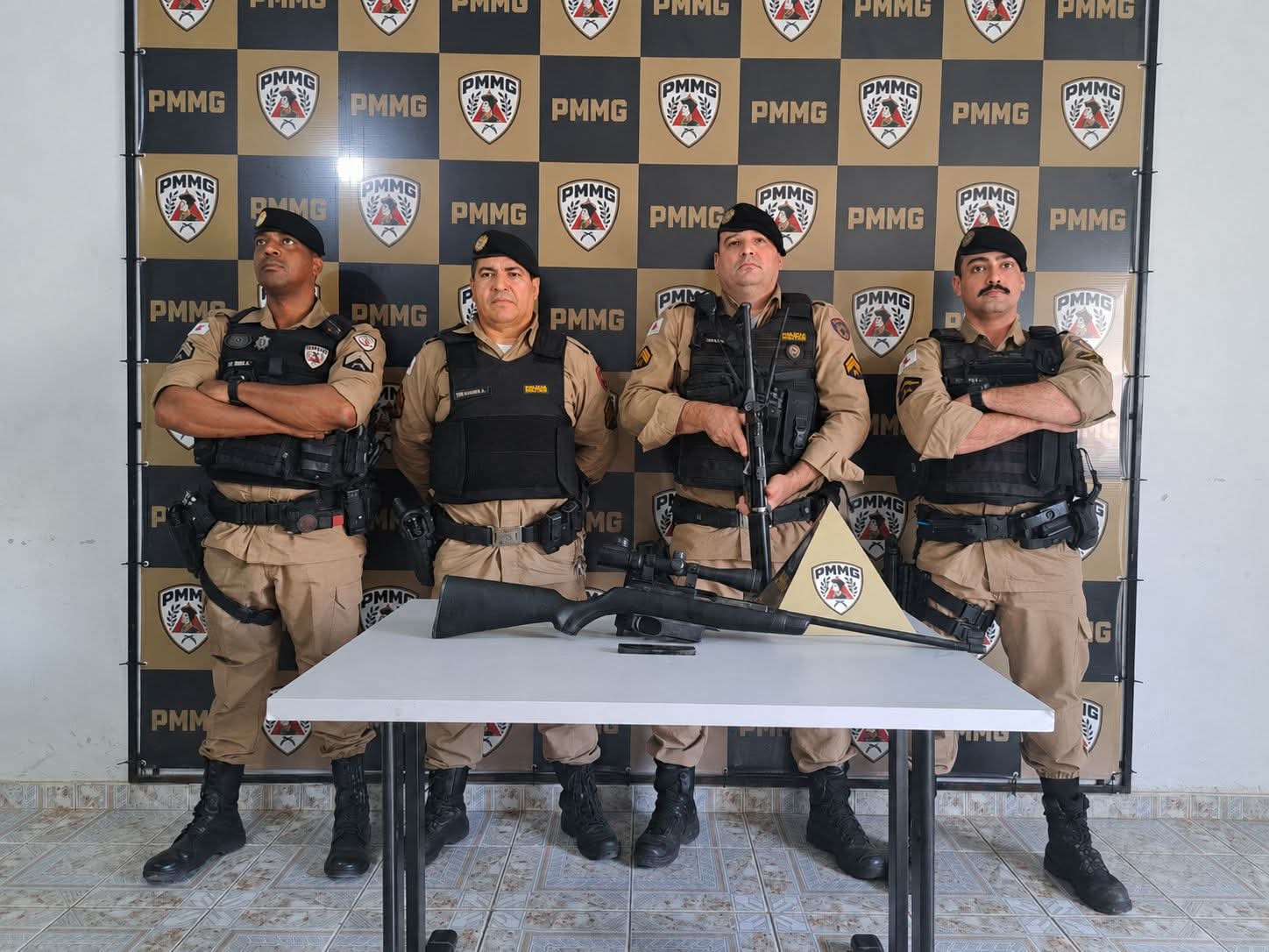 PMMG APREENDE RIFLE CALIBRE .22 DURANTE OPERAÇÃO NA ZONA RURAL DE DIVINO
