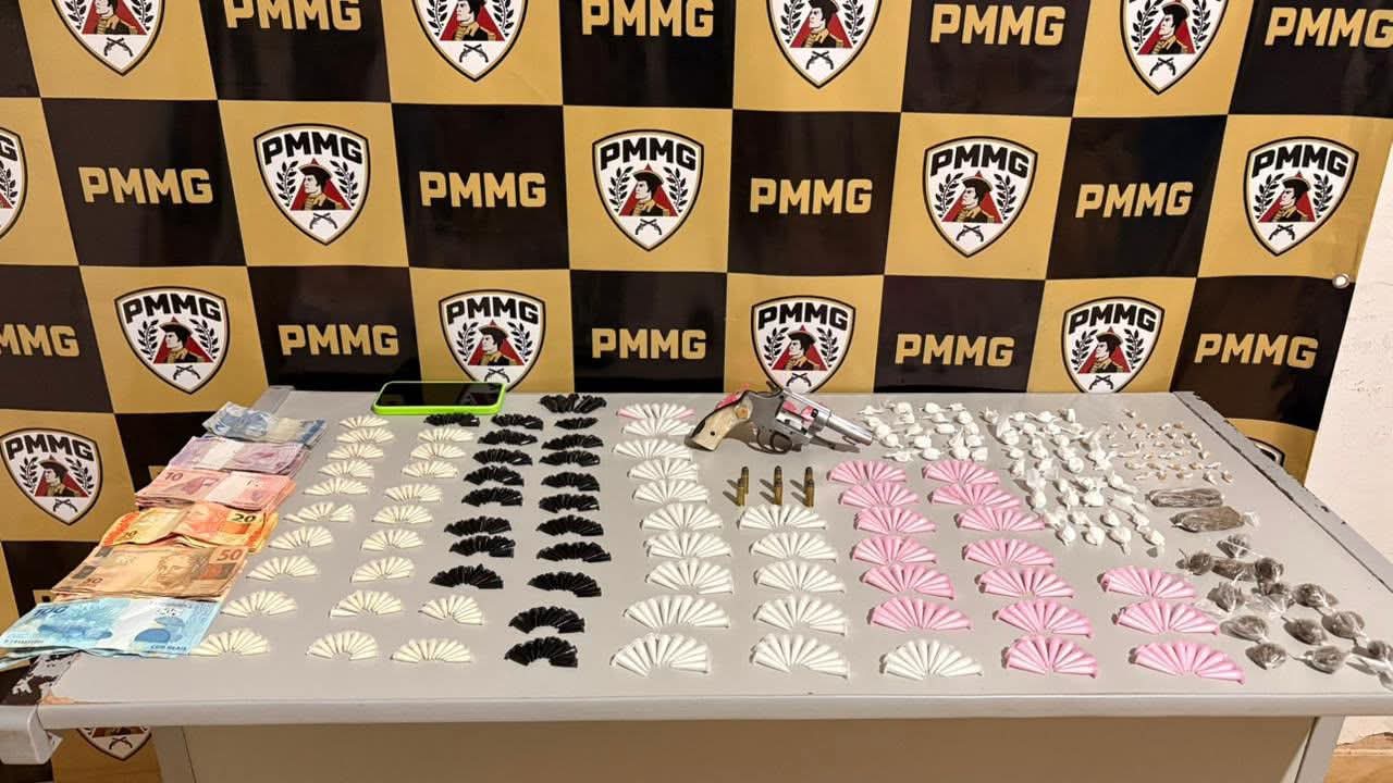 PMMG APREENDE GRANDE QUANTIDADE DE DROGAS E ARMA DE FOGO EM OPERAÇÃO NO BAIRRO CRUZEIRO