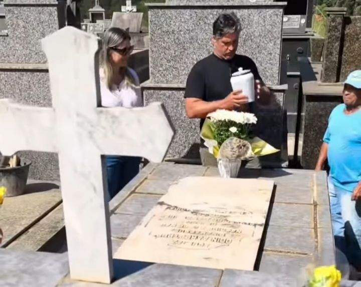 LEO CHAVES DA DUPLA VICTOR E LÉO LEVA CINZAS DO PAI PARA SEPULTAMENTO EM SANTA MARGARIDA