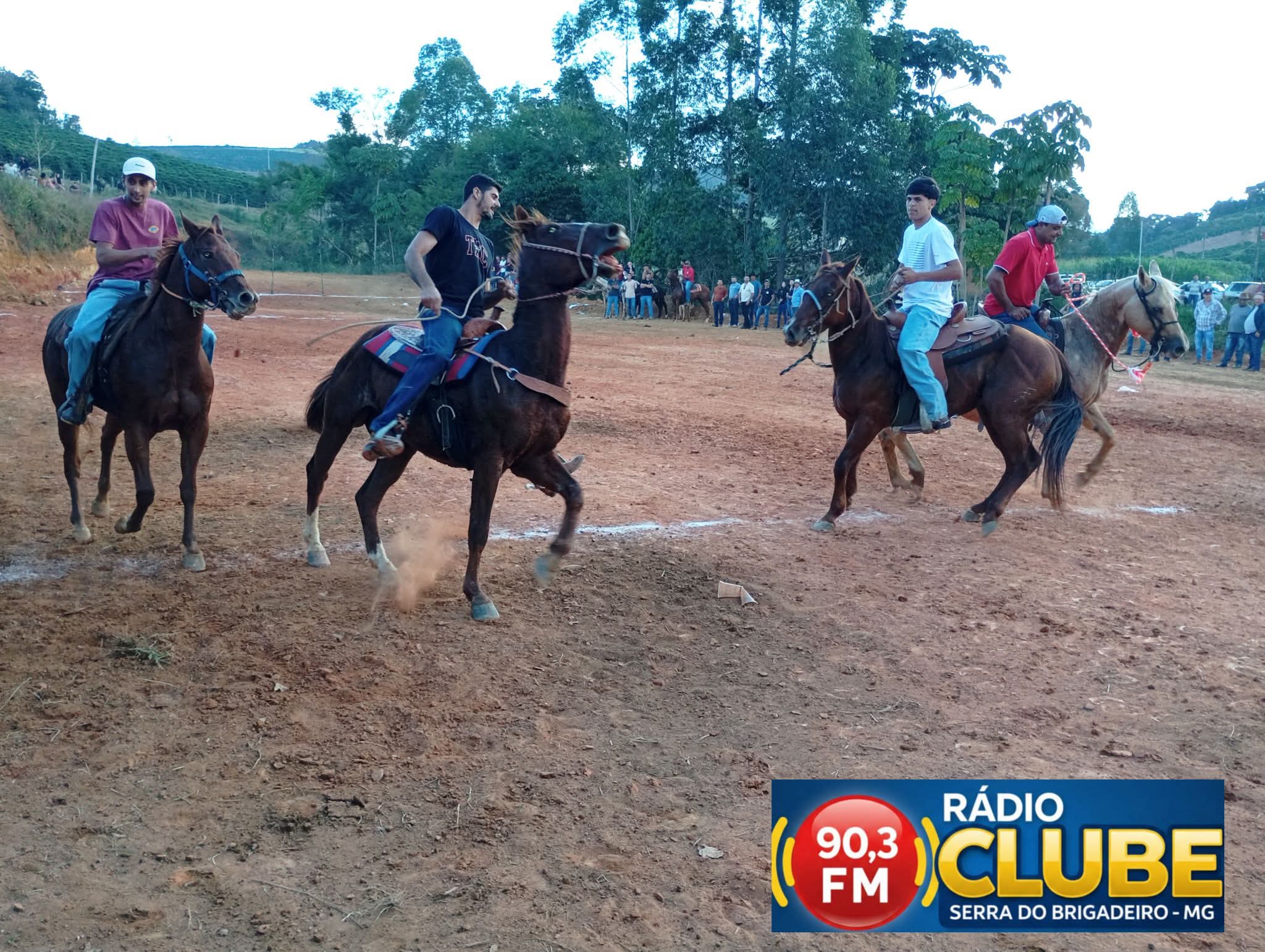 CAVALGADA NO RIBEIRÃO DO JORGE, EM FERVEDOURO RECEBEU GRANDE PÚBLICO