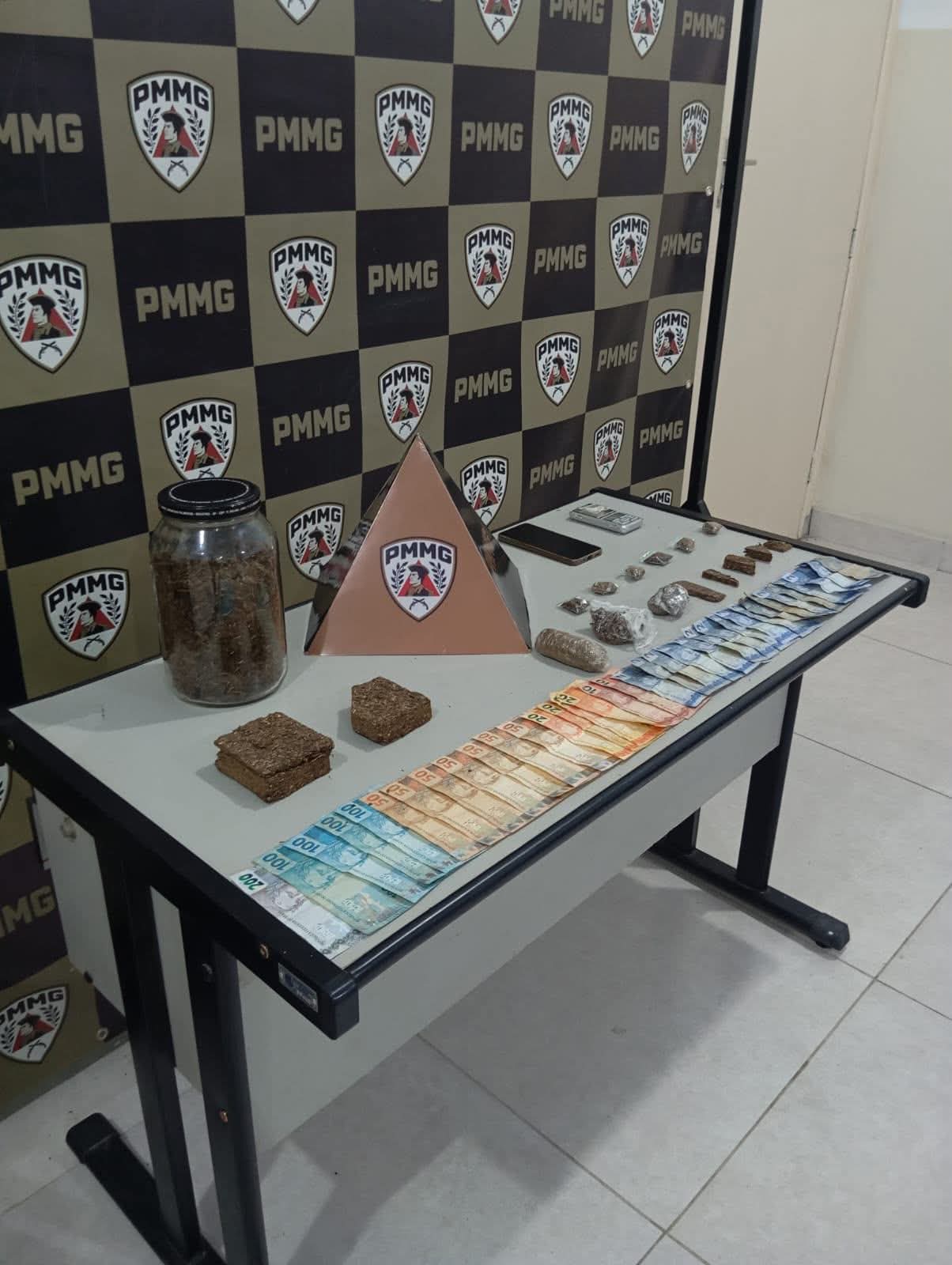 PM APRENDE GRANDE QUANTIDADE DE DROGAS NO COLETY EM MURIAÉ