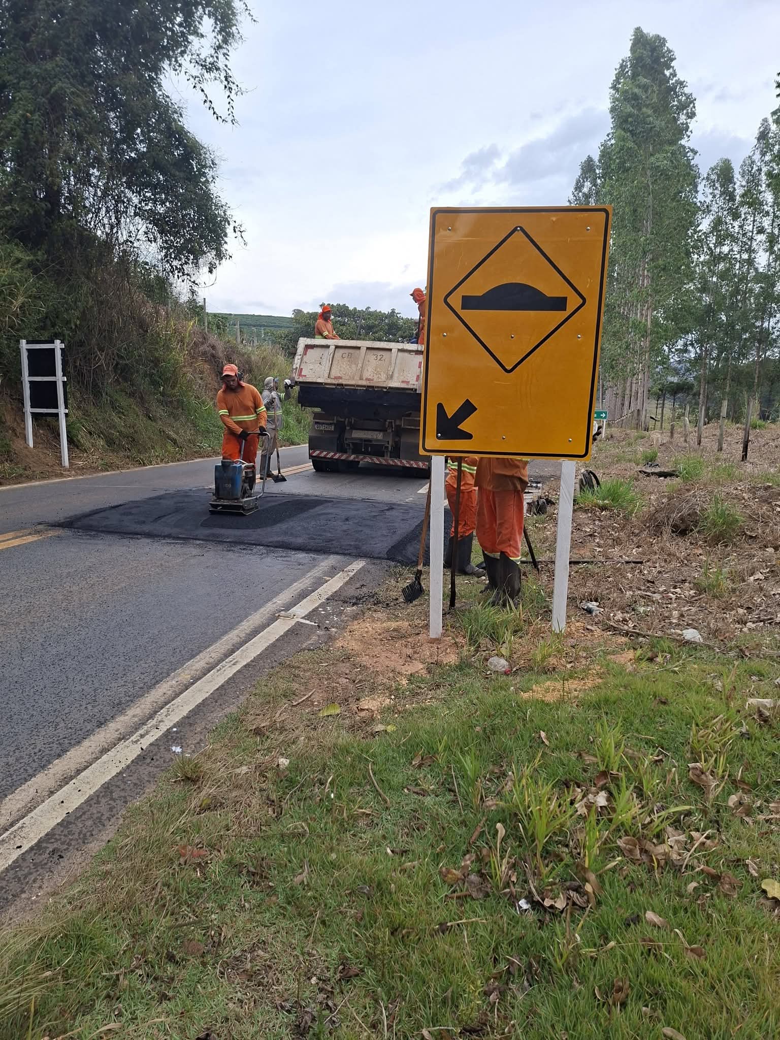 REDUTORES DE VELOCIDADE SÃO COLOCADOS ENTRE FERVEDOURO E CARANGOLA A PEDIDO DE VEREADOR