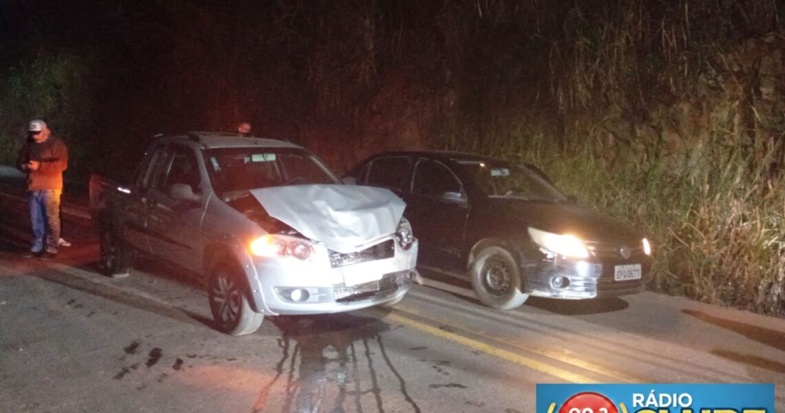 COLISÃO ENTRE CAMINHONETE E CARRO DE PASSEIO NA SAÍDA  DE FERVEDOURO PARA CARANGOLA