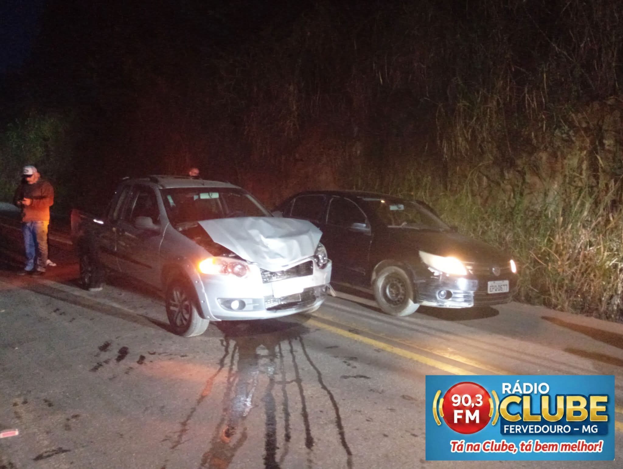 COLISÃO ENTRE CAMINHONETE E CARRO DE PASSEIO NA SAÍDA DE FERVEDOURO PARA CARANGOLA