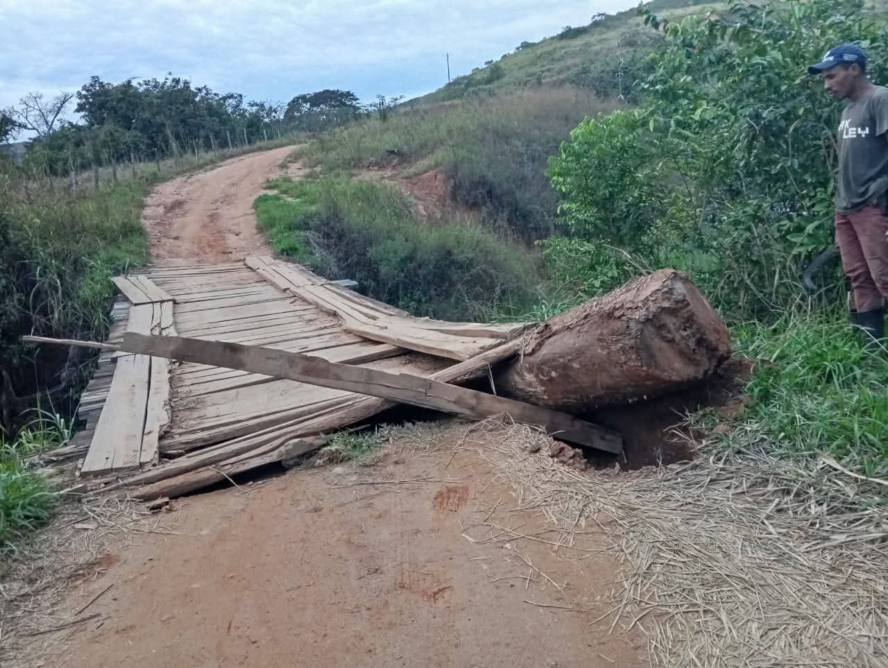 MORADORES DA FAZENDA PAI INÁCIO, EM MIRADOURO ESTÃO SEM PONTE