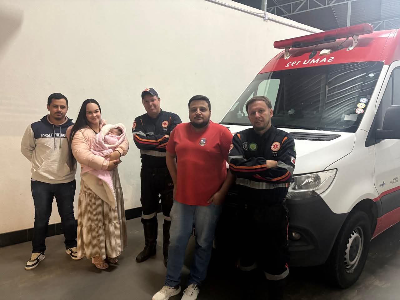 REENCONTRO EMOCIONANTE: A GRATIDÃO QUE NÃO CABE EM PALAVRAS- PAIS DE CRIANÇA VOLTAM A BASE DO SAMU PARA AGRECEDER SALVAMENTO DURANTE ENGASGAMENTO