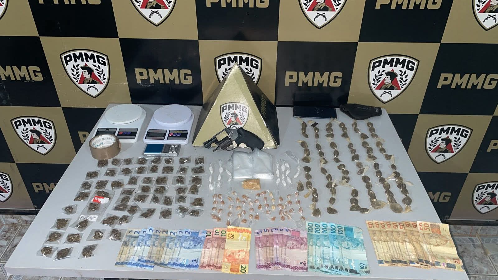PMMG CUMPRE MANDADOS JUDICIAIS EM DIVINO E APREENDE DROGAS, ARMA DE FOGO E MATERIAIS UTILIZADOS NO TRÁFICO