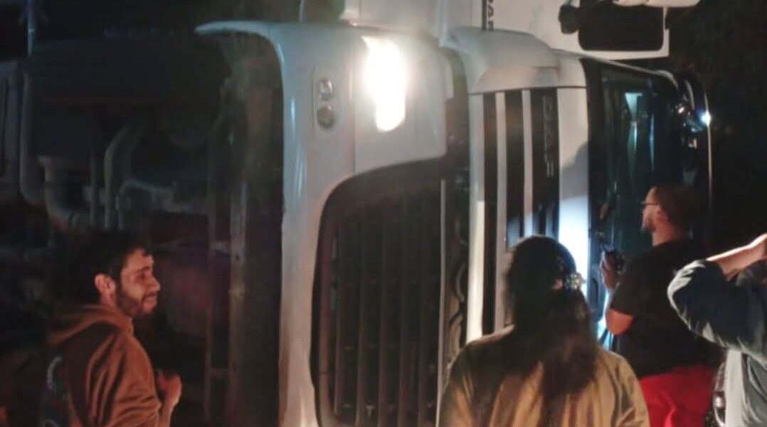 CARRETA TOMBA NA BR 116 PRÓXIMO A BICUÍBA
