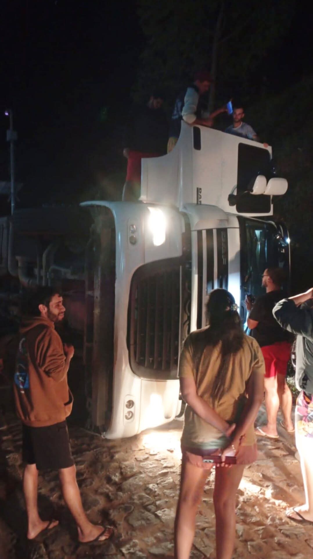 CARRETA TOMBA NA BR 116 PRÓXIMO A BICUÍBA