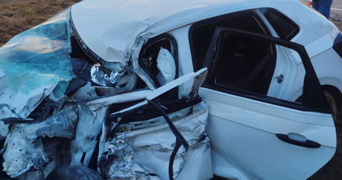NA VOLTA DA FESTA, CARRO COLIDE COM CARRETA E MOTORISTA MORRE