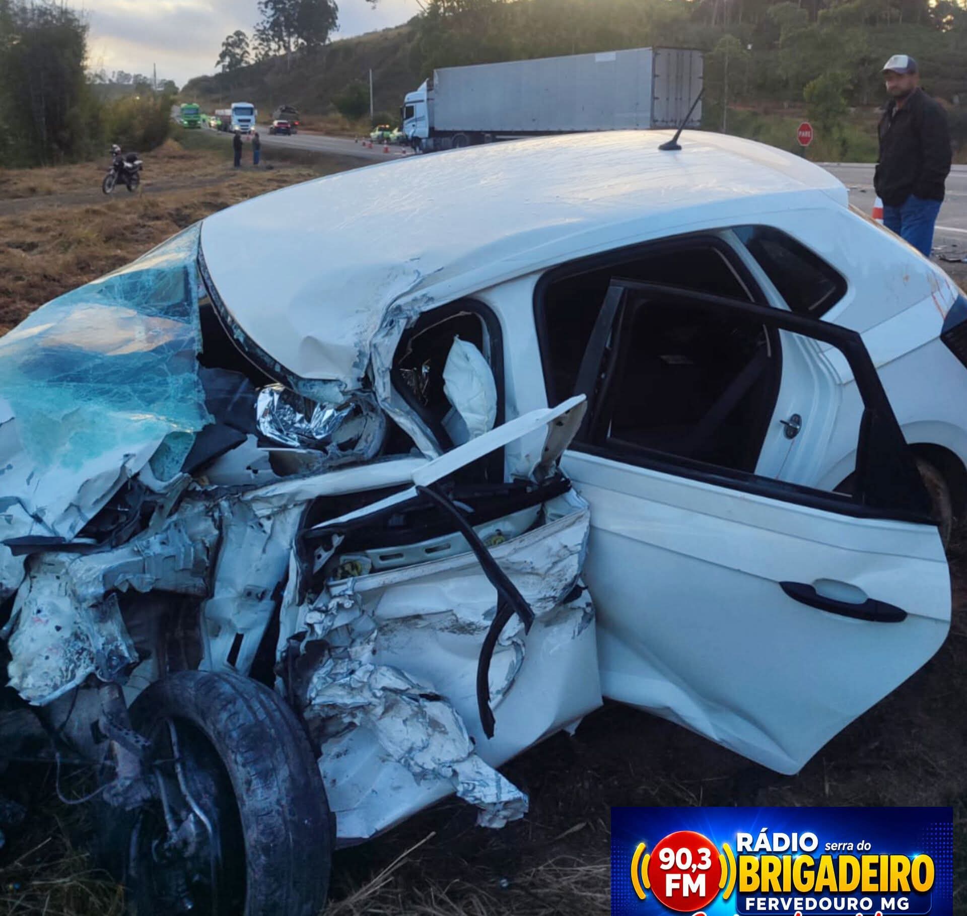 NA VOLTA DA FESTA, CARRO COLIDE COM CARRETA E MOTORISTA MORRE