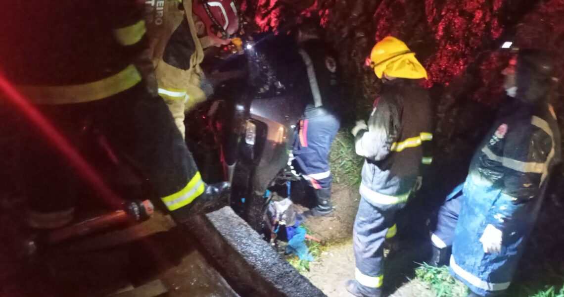 CARRO SE ENFIA DENTRO DE PAREDÃO DE PEDRAS ENTRE FERVEDOURO E DIVINO – RESGATE DRAMÁTICO