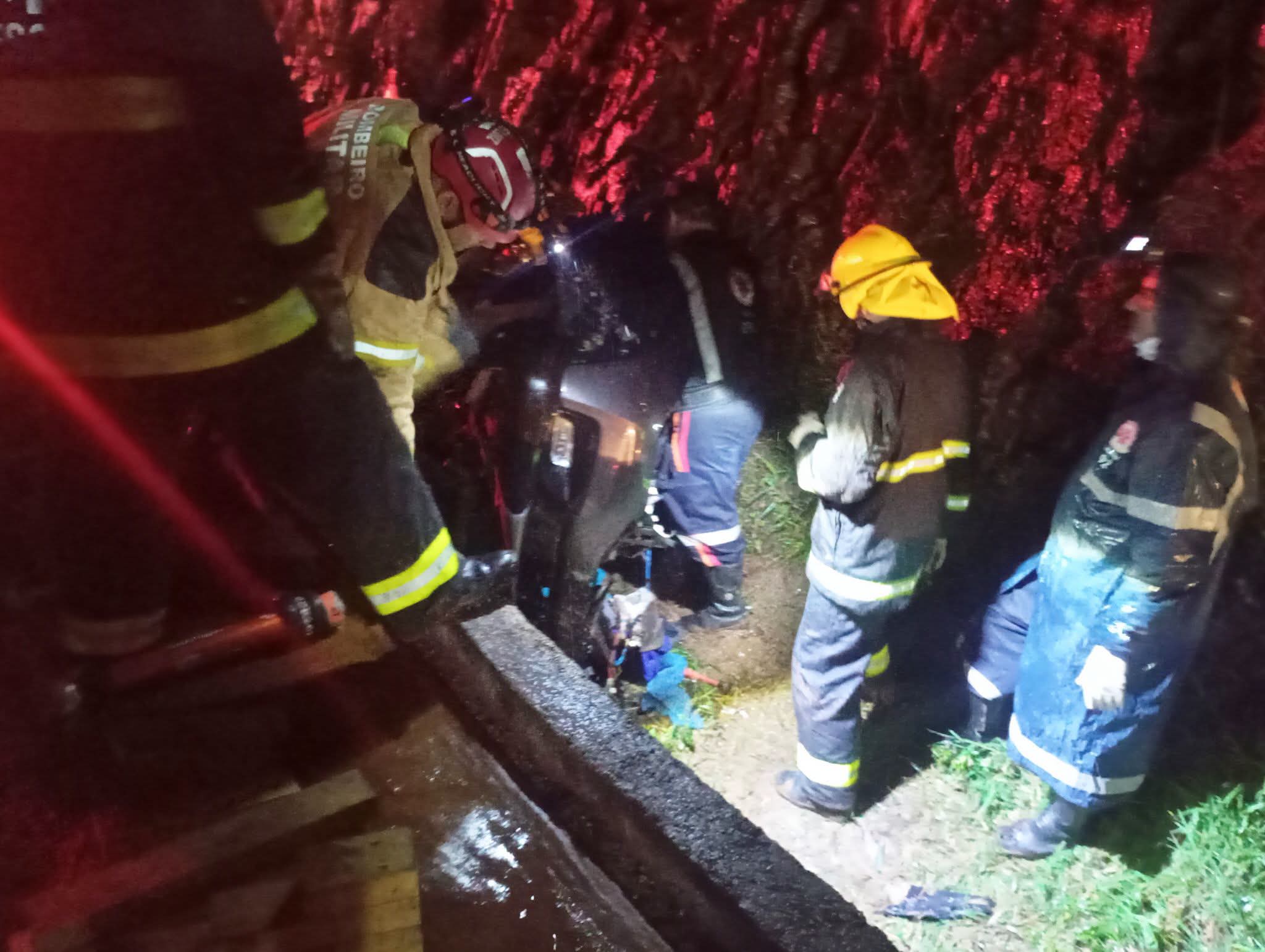 CARRO SE ENFIA DENTRO DE PAREDÃO DE PEDRAS ENTRE FERVEDOURO E DIVINO – RESGATE DRAMÁTICO