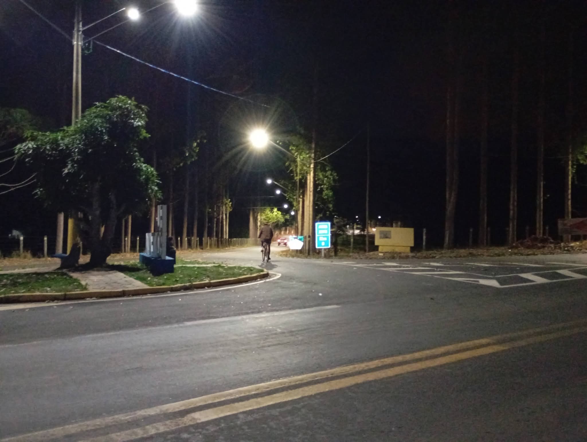 VEREADOR MAURO E PREFEITO SILAS ENTREGAM ILUMINAÇÃO DO TREVO DE PONTE ALTA ATÉ AO DISTRITO, OFERECENDO MAIS SEGURANÇA PARA TODOS