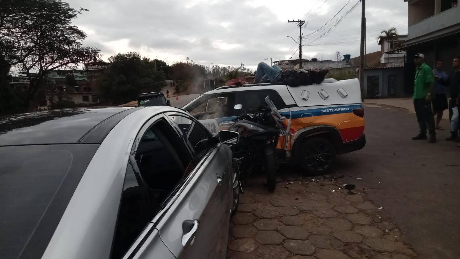 ACIDENTE DE TRÂNSITO COM VÍTIMA ENVOLVENDO MILITAR E VIATURA POLICIAL