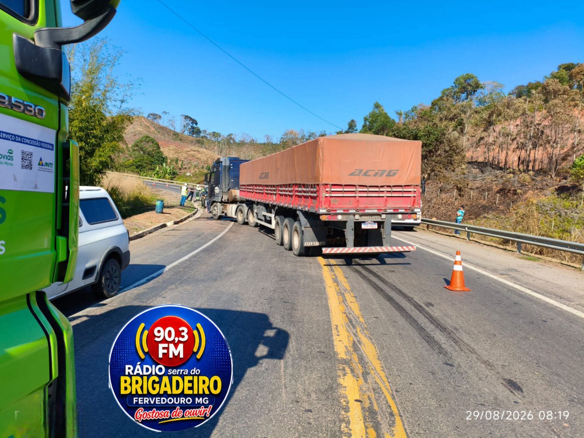 ACIDENTE ENTRE CARRO E CARRETA NA CURVA DO DEUS ME LIVRE, BR 116, EM DIVINO
